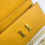 HM Constance – Borsa