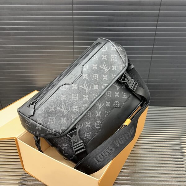 LV Discovery Messenger Monogram Eclipse - Bag