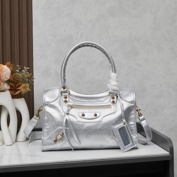 BAL The medium size comes with a box and is a classic B