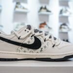 NK Dunk Low Bearbrick – Sneakers – Beige