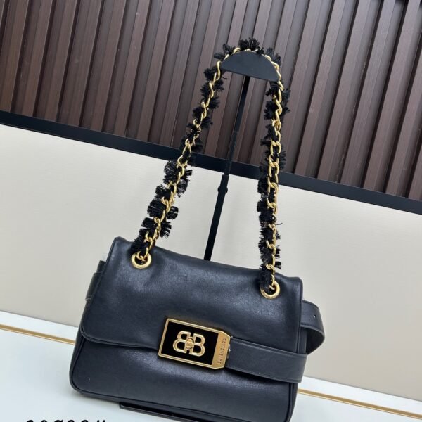 BAL The MODU FLAP CHAIN BAG is a cool, high-end commuti