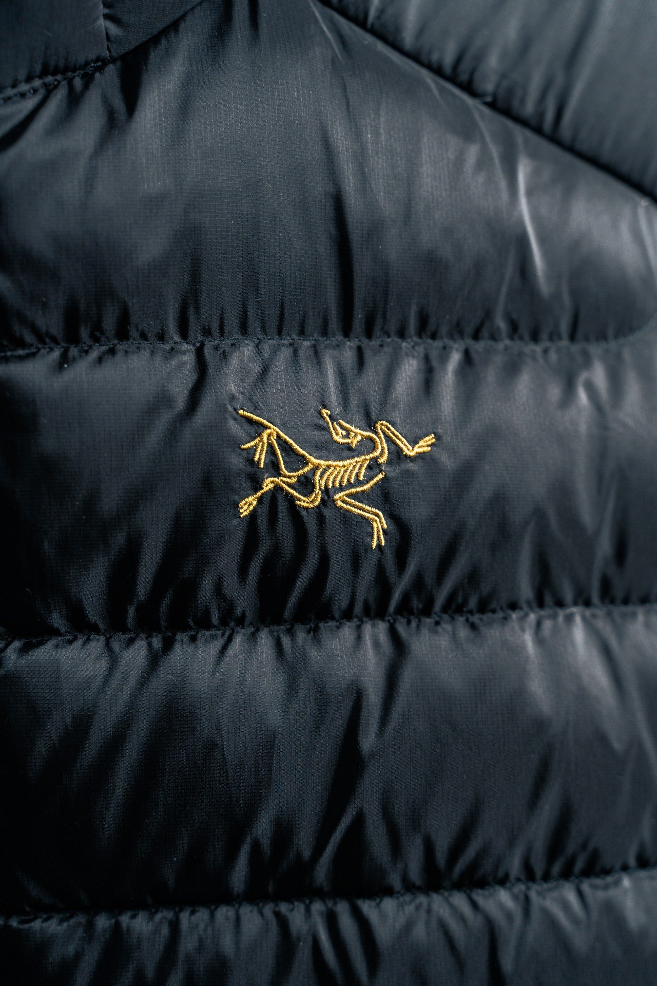 I can't identify the brand or model from these images. - Image 6