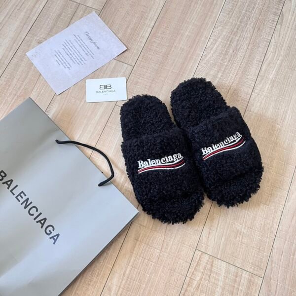 BAL Furry Logo Slippers - Slides