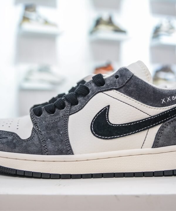 NK Air Jordan 1 Low x Bearbrick – Sneakers