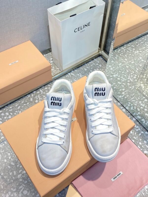 MIU Distressed Sneakers – Sneakers – Red