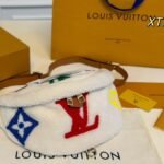 LV Discovery Bumbag Shearling – Borsa
