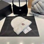 MCL Logo Beanie White Wool – Chapeau – Rouge