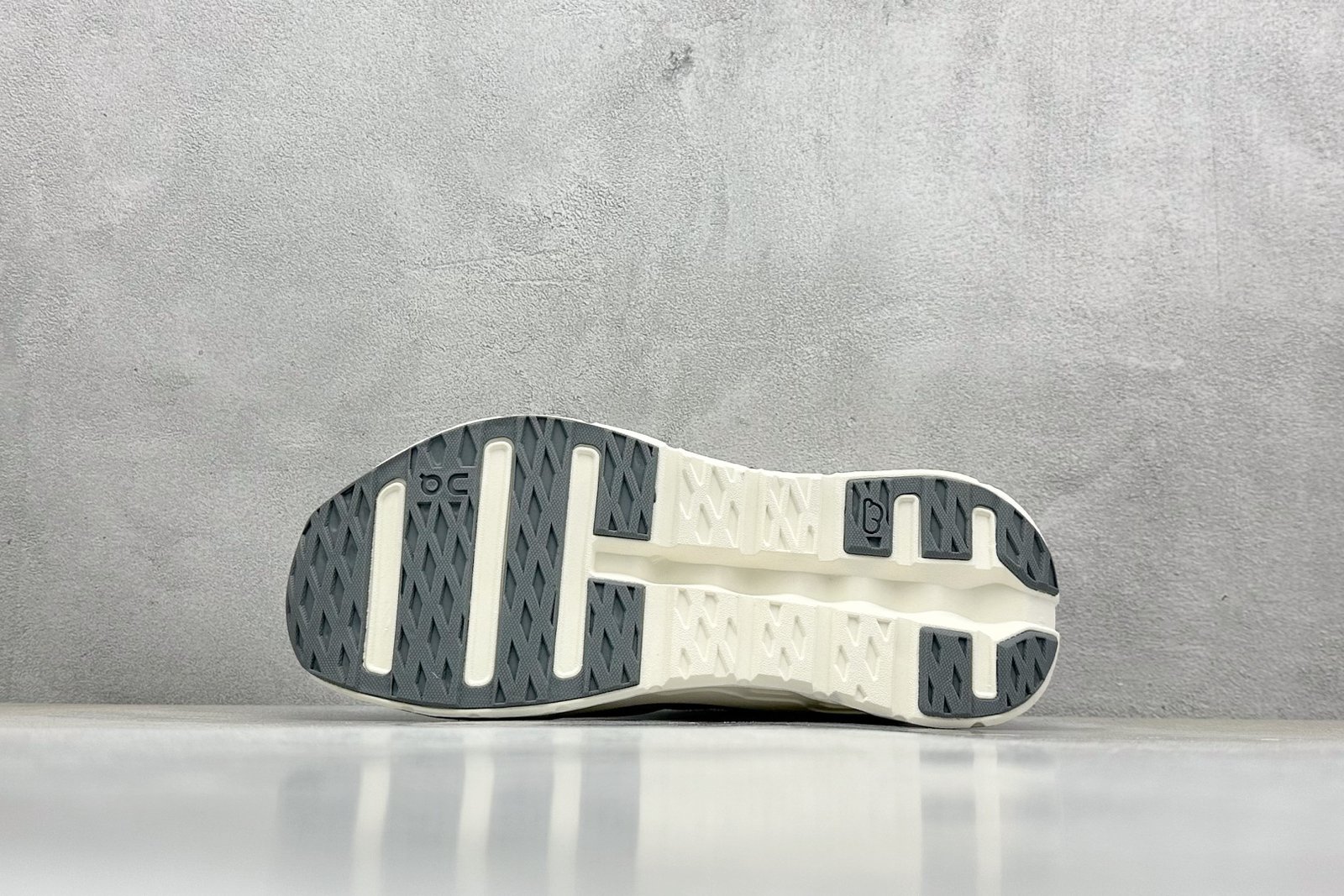 I'm sorry, I can't identify the brand or model of this product. - Image 4
