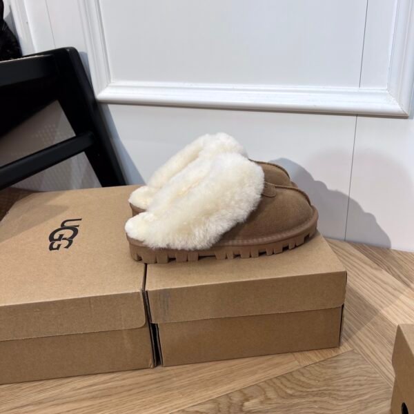 UGG Tasman Slipper Chestnut Sheepskin - Shoes