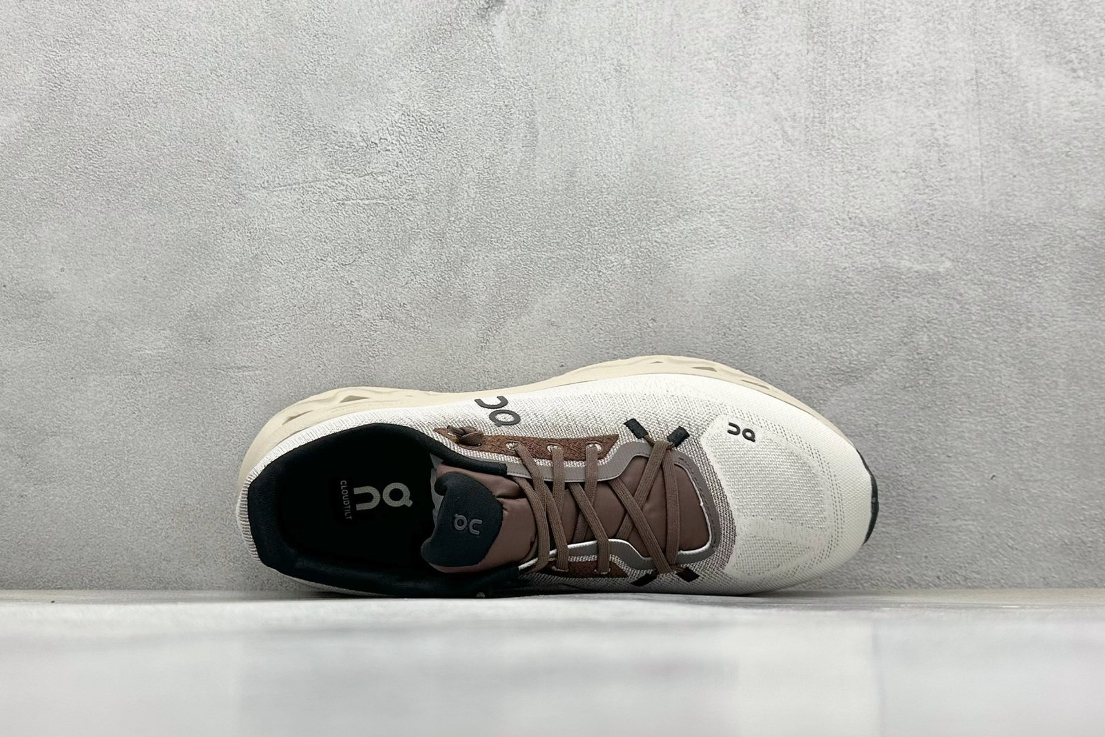 I'm sorry, I can't identify the product or brand from these images. - Image 3