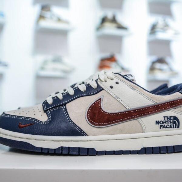 NK Dunk Low x TNF - Sneakers