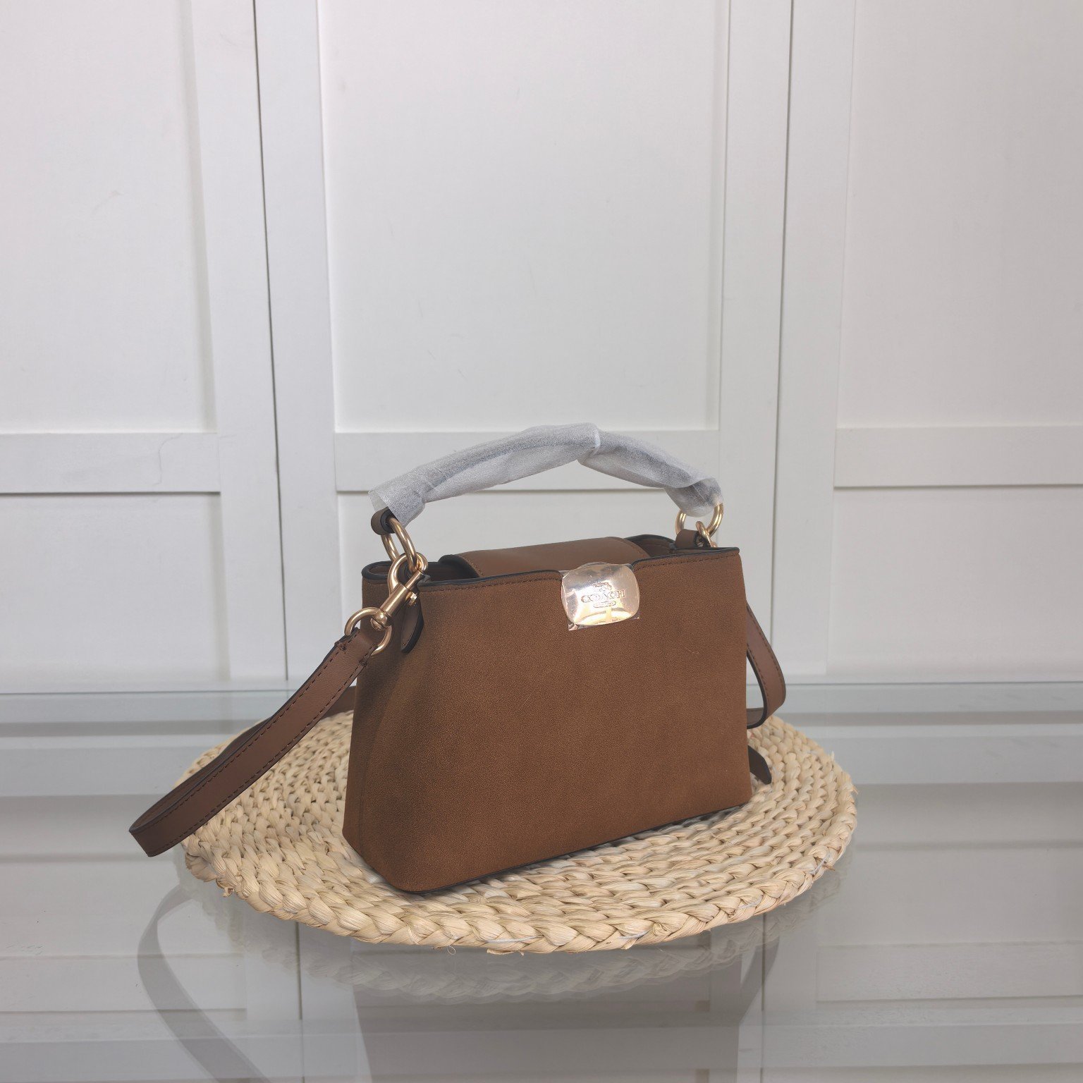 I can't identify the brand or model of this product. - Image 2