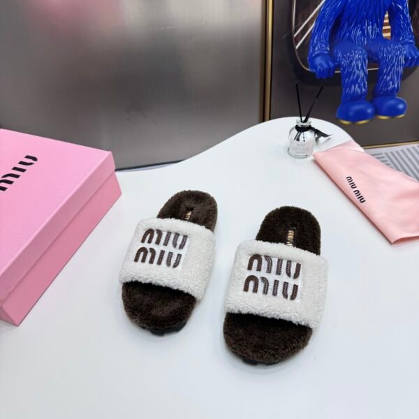 MIU Fuzzy Logo Slides Brown/White - Slides