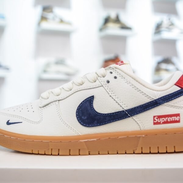 NK SB Dunk Low Supreme White/Blue/Red - Sneakers