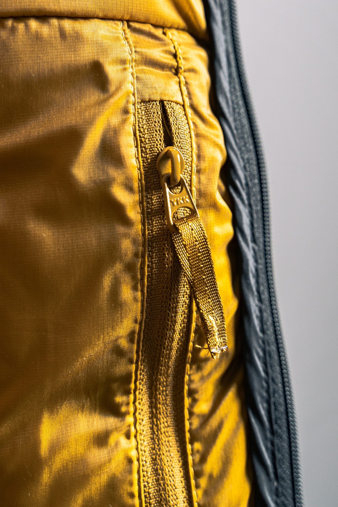 I can't identify the brand or model from these images. - Image 7