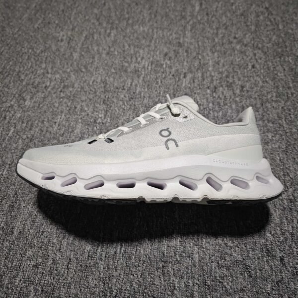 ```
ON Cloudstratus - Sneakers
```