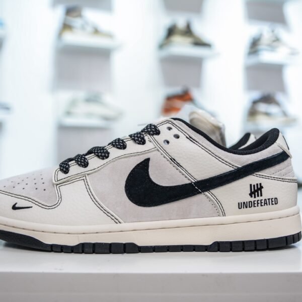 NK Dunk Low x UNDEFEATED - Sneakers