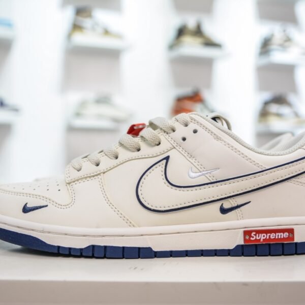 NK Dunk Low Supreme - Sneakers