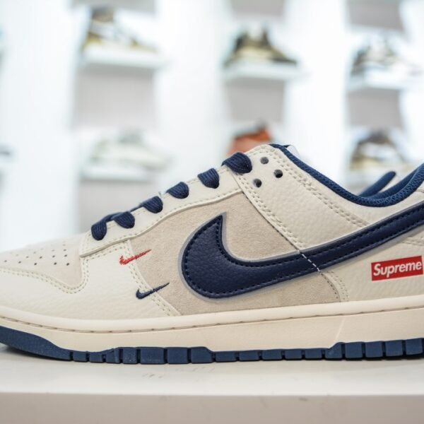 NK SB Dunk Low x Supreme - Sneakers