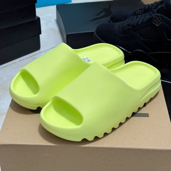 NK Yeezy Slide Glow Green - Slides