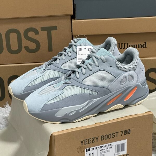 AD Yeezy Boost 700 V2 - Sneakers