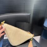 PR Triangle Raffia Natural Raffia – Bag