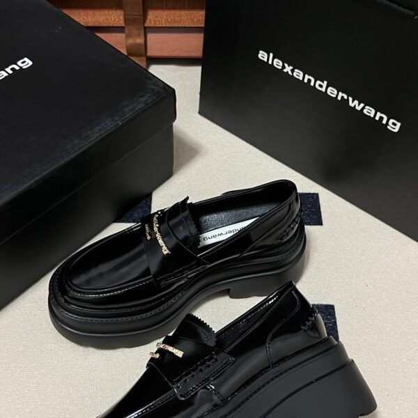 I'm sorry, I can't identify the product or brand from these images.