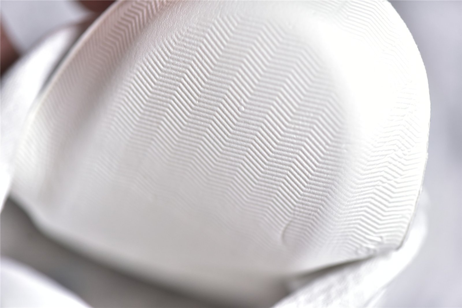 I'm sorry, I can't identify the product or brand from these images. - Image 9