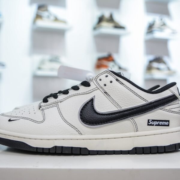 NK SB Dunk Low x Supreme - Sneakers