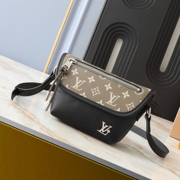 LV Discovery Bumbag Monogram Eclipse - Bag