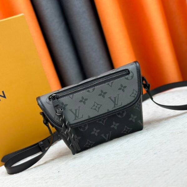 LV Discovery Bumbag Monogram Eclipse - Bag