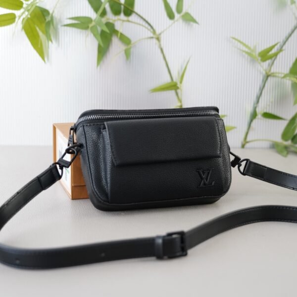 LV Discovery Pochette - Bag