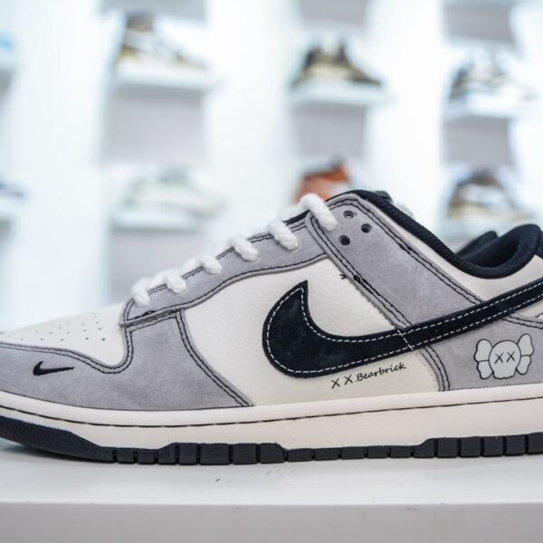 NK SB Dunk Low x KAWS - Sneakers