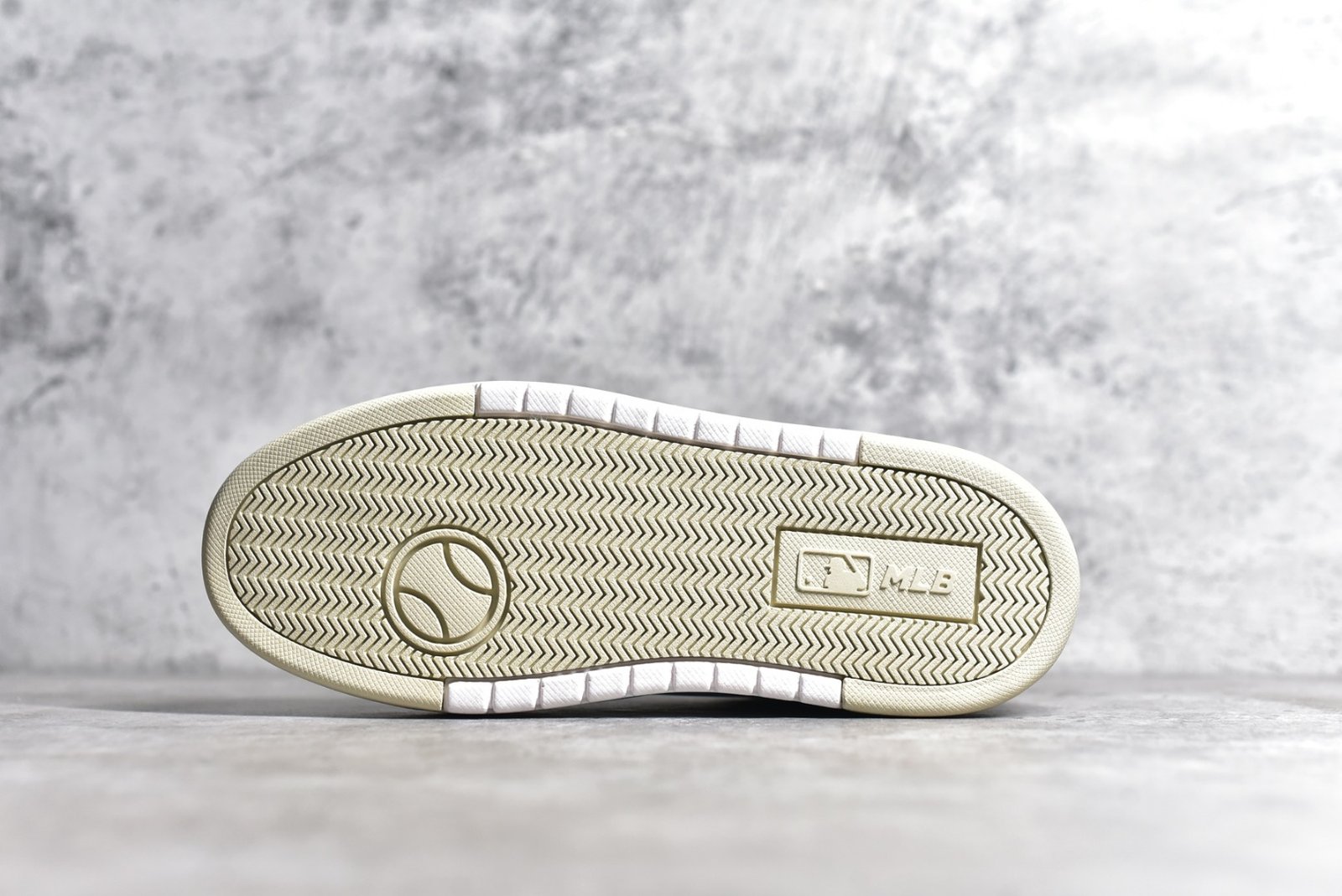 I'm sorry, I can't identify the product or brand from these images. - Image 6