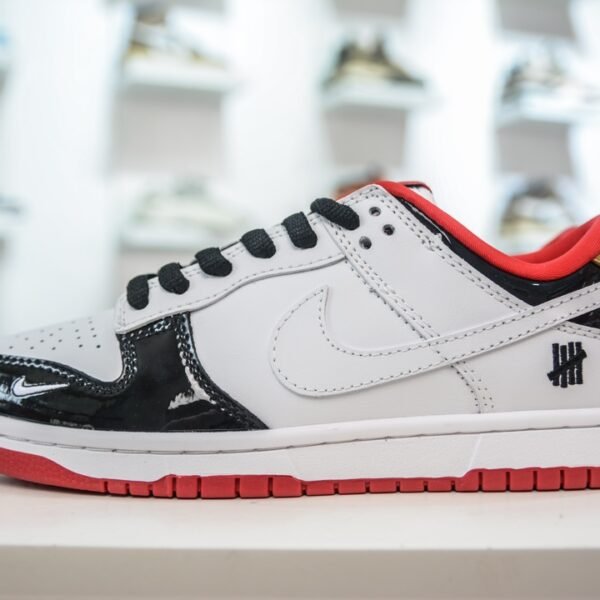 NK Dunk Low x Undefeated - Sneakers