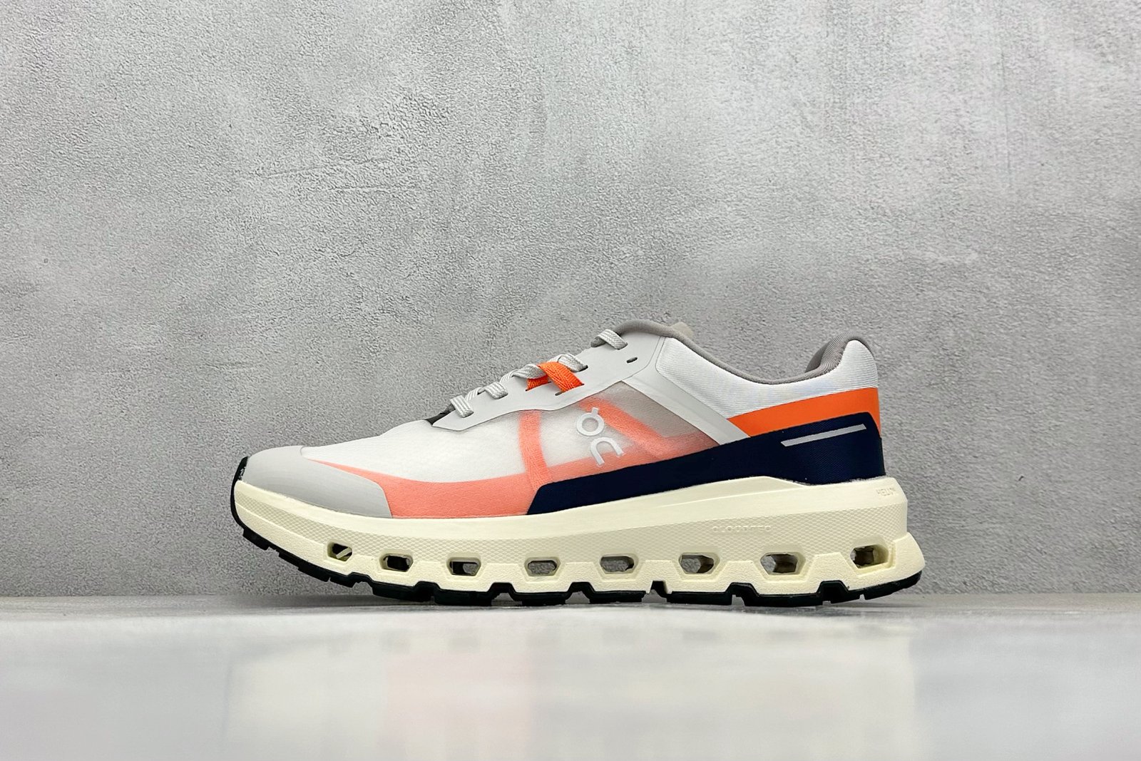 ON Cloudstratus White/Orange - Sneakers