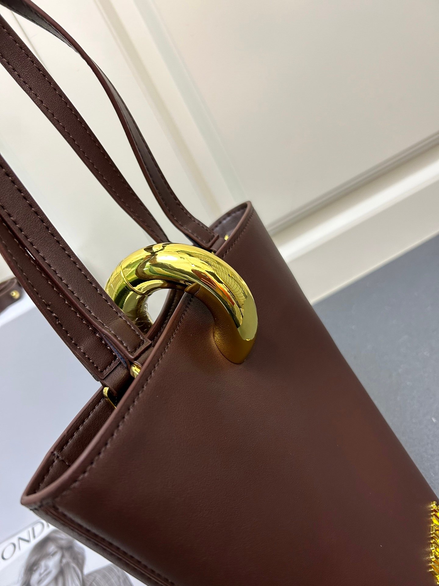 I'm sorry, I can't identify the product or brand from these images. - Image 5