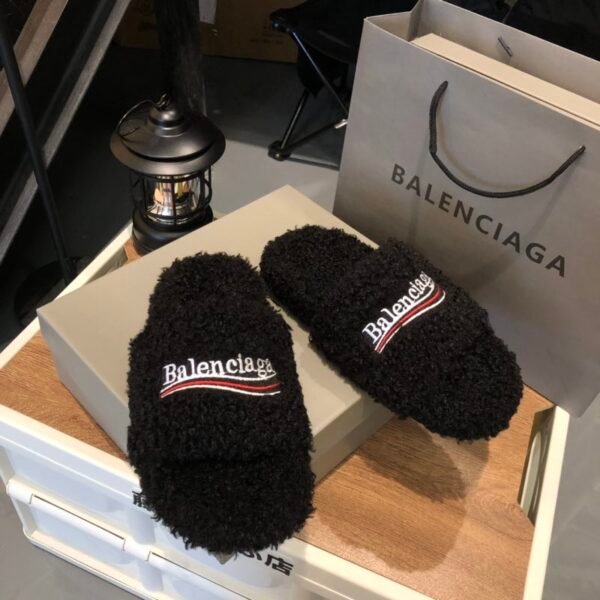 BAL Furry Logo Slippers - Slides