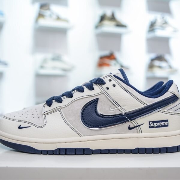 NK SB Dunk Low x Supreme - Sneakers