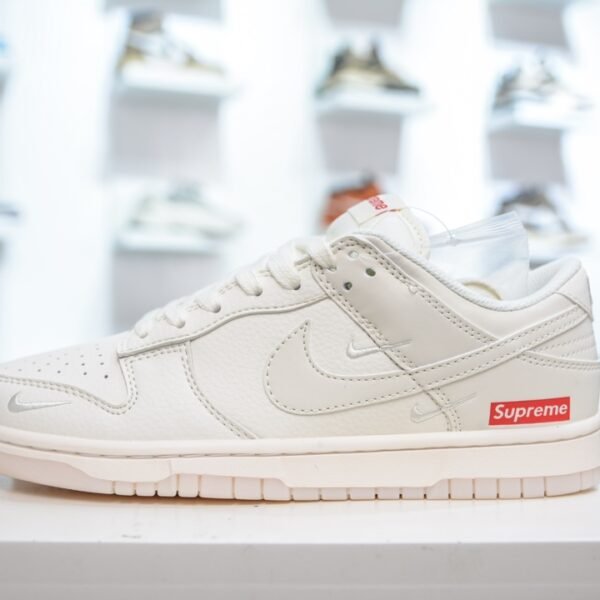 NK SB Dunk Low Supreme Beige - Sneakers