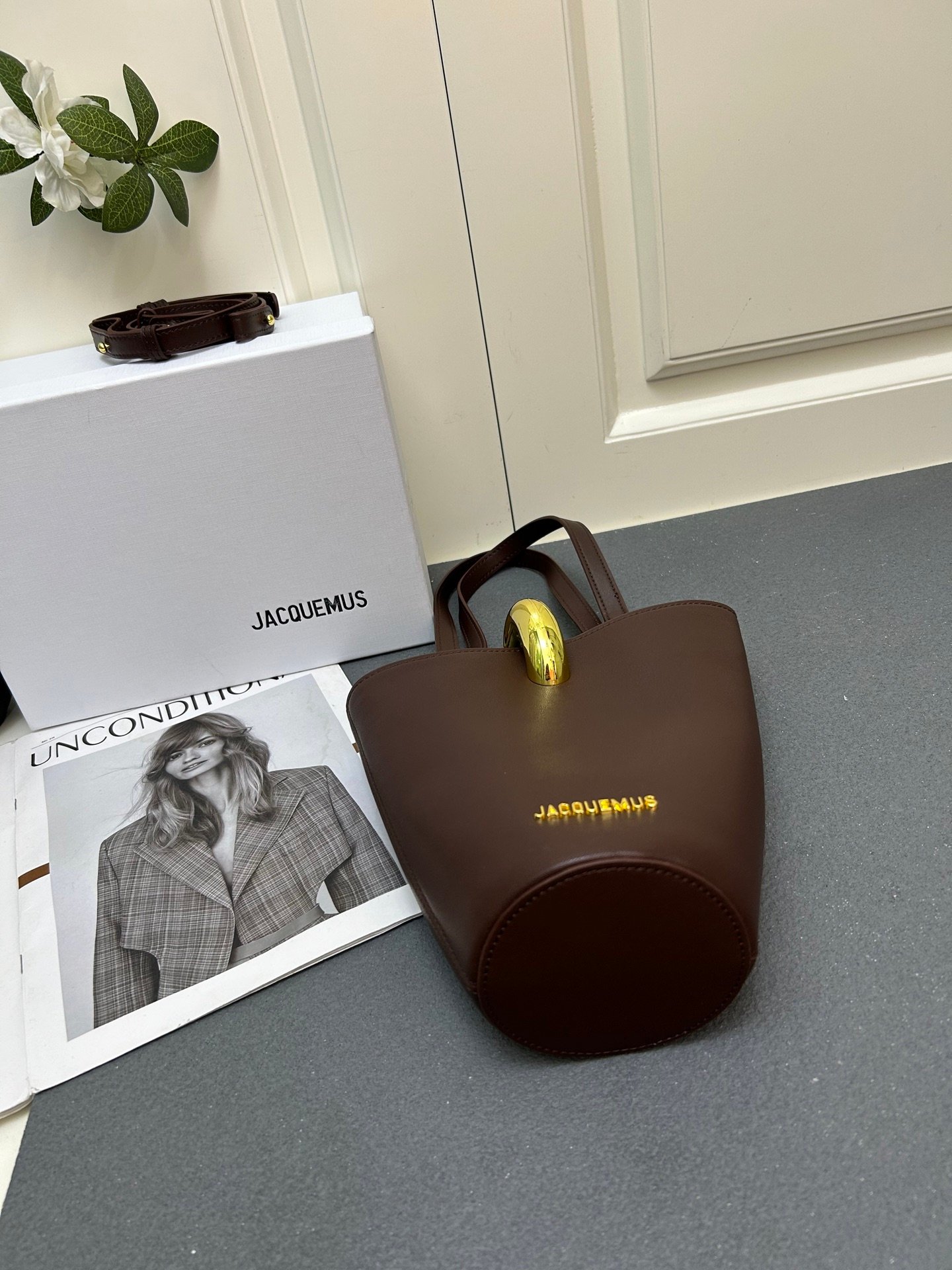 I'm sorry, I can't identify the product or brand from these images. - Image 7