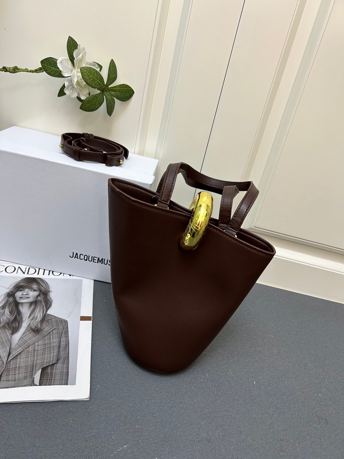 I'm sorry, I can't identify the product or brand from these images. - Image 3