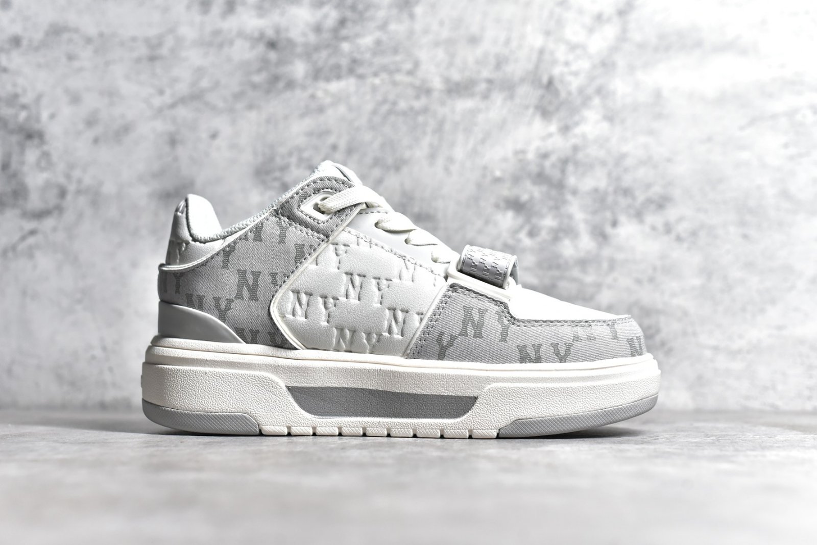 I'm sorry, I can't identify the product or brand from these images. - Image 3