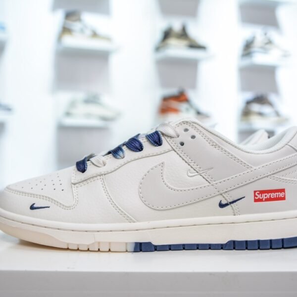 NK SB Dunk Low x Supreme - Sneakers