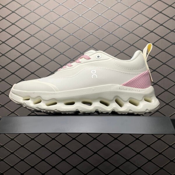 ```LW On Cloudtilt - Sneakers```