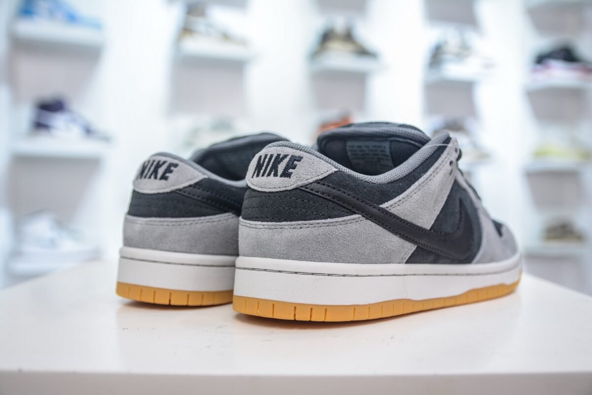 NK SB Dunk Low – Sneakers – Black — 6