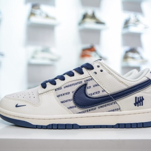 NK Dunk Low x Undefeated - Sneakers