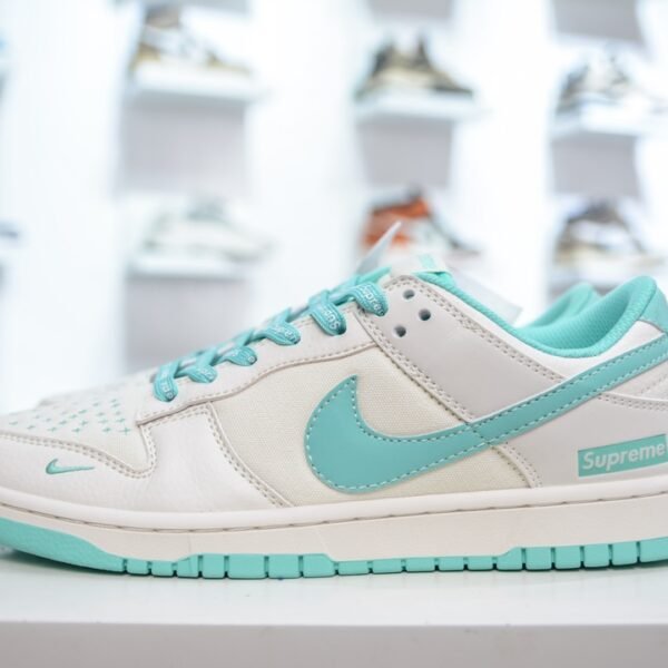 NK SB Dunk Low x Supreme - Sneakers