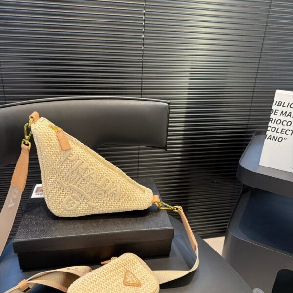 PR Triangle Raffia Natural Raffia - Bag