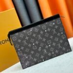 LV Toiletry Pouch 26 Monogram Galaxy Canvas – Borsa